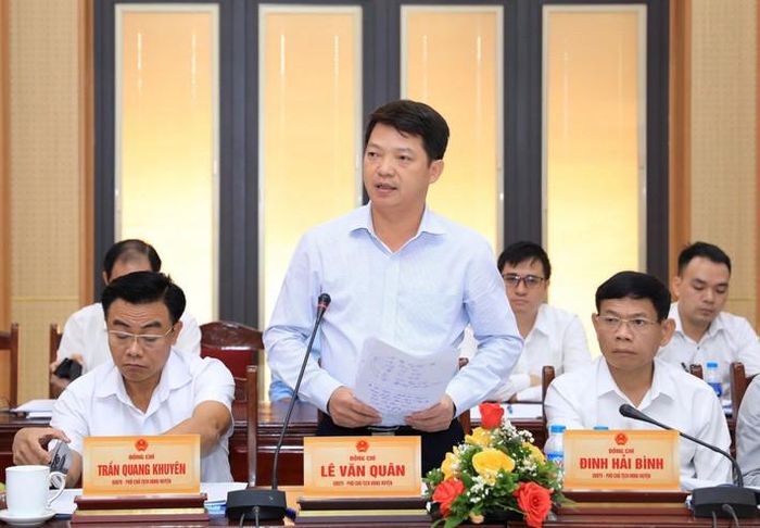 Phó Chủ tịch UBND huyện Ba Vì Lê Văn Quân trình bày báo cáo