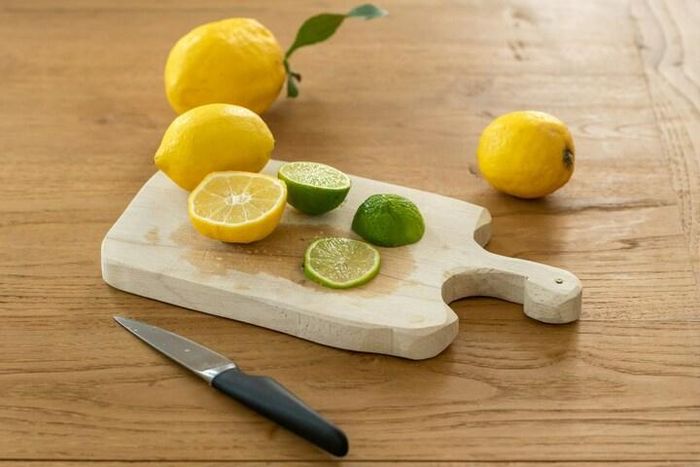 Chanh là nguyên liệu dễ kiếm và dùng tẩy trắng răng cũng vô cùng hiệu quả. (Ảnh: Elena Klapp)