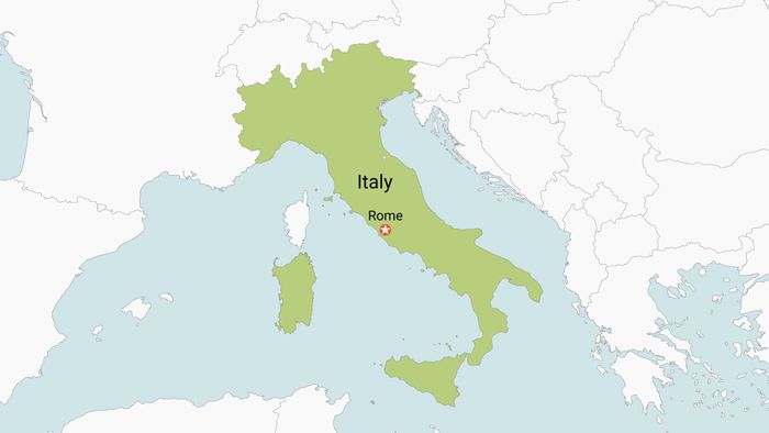 Italy có diện tích hơn 301.000 km2, cả 3 mặt đều giáp Địa Trung Hải. Với hình dáng lãnh thổ giống chiếc ủng, nhất là phần mũi và gót giày, quốc gia này được mệnh danh "Đất nước hình chiếc ủng"