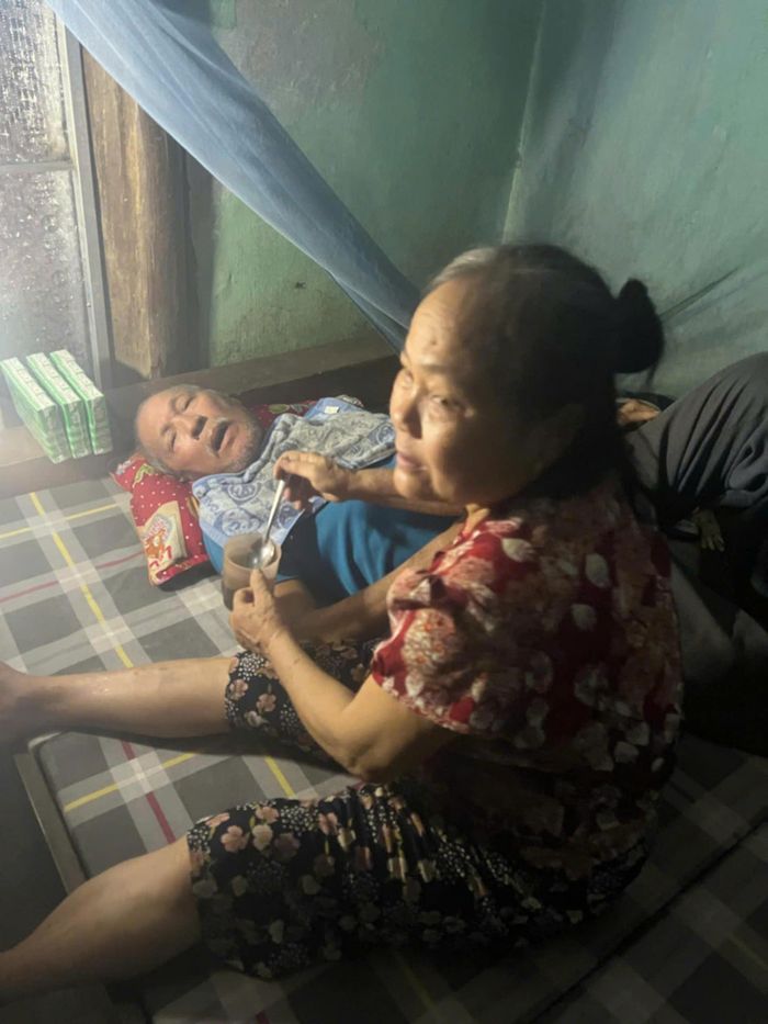  Ông Nguyễn Xuân Nam (bố anh Quyết) đang điều trị và chăm sóc tại nhà 