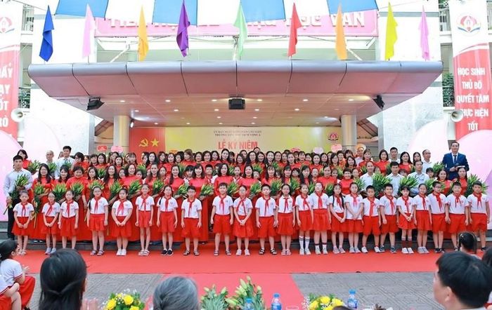  Thầy và trò trường Tiểu học Dịch Vọng A trong lễ kỷ niệm ngày Nhà giáo Việt Nam 20/11 