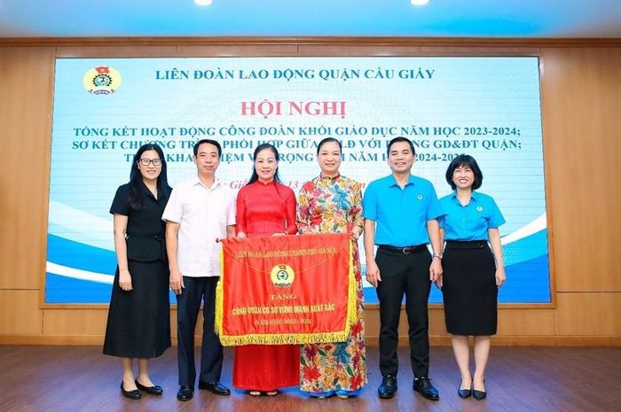  Công đoàn trường Tiểu học Dịch Vọng A nhận cờ “Công đoàn cơ sở vững mạnh xuất sắc” của Liên đoàn Lao động Thành phố Hà Nội 