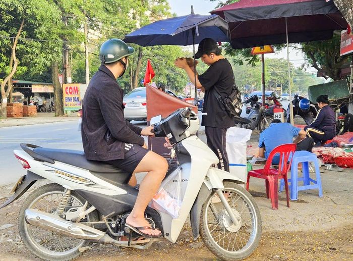 Người mua được chứng kiến toàn bộ quy trình pha chế. Ảnh: T.P