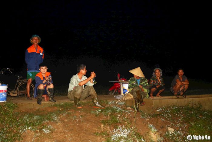 Với sự chuẩn bị chu đáo, năm nay bà con các xã có ruộng rươi ở huyện Hưng Nguyên hy vọng sẽ có một mùa rươi bội thu. Đến chu kỳ rươi lên ruộng, người dân địa phương thường tính con nước thủy triều để ra ruộng canh rươi, chứ không biết chính xác rươi sẽ nổi ngày nào. Mùa rươi năm nay, bà con đã có những đêm mất ngủ. Ảnh: Huy Thư