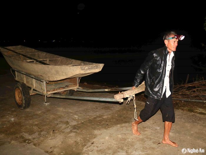 Công việc chuẩn bị cho mùa rươi diễn ra đến phút chót trước khi nước triều rút, các hộ có ruộng rươi đều phải hoàn thành việc cắm trủ hứng rươi. Một số hộ có ruộng gần sông, nước lớn, phải sắm thuyền, di chuyển thuyền từ nhà ra sông trước để đi lại. Ảnh: Huy Thư