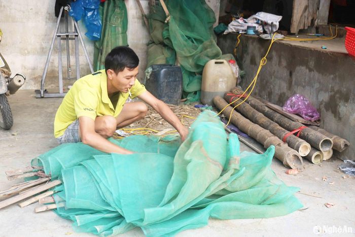 Để giăng lưới trên ruộng, người dân phải làm cọc tre buộc vào lưới trước khi đưa ra đồng. Anh Cao Văn Nam (37 tuổi), trú ở xóm Phú Xuân, xã Châu Nhân cho biết: Nhà anh làm hơn 4 sào ruộng rươi. Năm nay, lưới cũ vẫn còn, nhưng cọc tre đã hư hỏng nhiều nên phải xuống TP. Vinh mua mét về làm cọc. Anh bận lái máy dập ruộng nên giăng lưới muộn hơn bà con trong xóm. Ảnh: Huy Thư