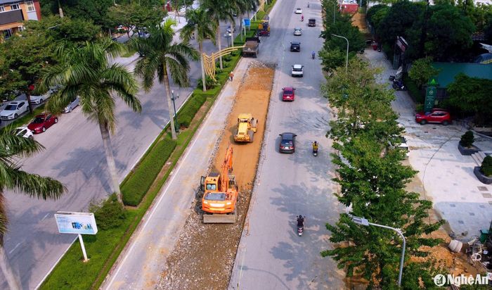 Thi công mặt đường Đại lộ Lê Nin. Ảnh: Quang An