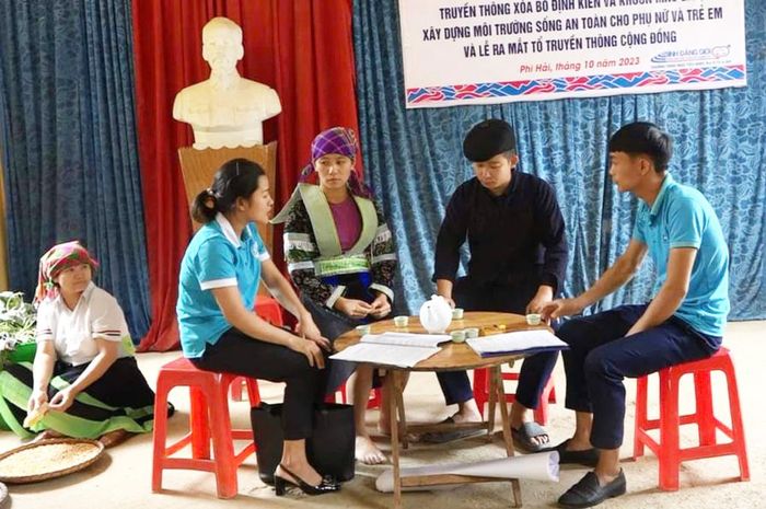 Hoạt cảnh tuyên truyền tại buổi sinh hoạt chuyên đề của Tổ truyền thông cộng đồng xã Phi Hải (Quảng Hòa).