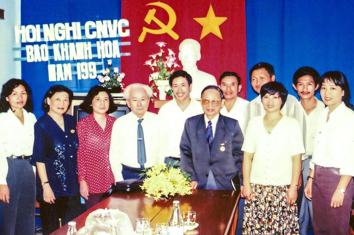 Nhà báo Lý Văn Sáu (thứ 4 từ trái qua) chụp hình kỷ niệm với lãnh đạo Báo Khánh Hòa trong một lần đến thăm tòa soạn. Ảnh tư liệu
