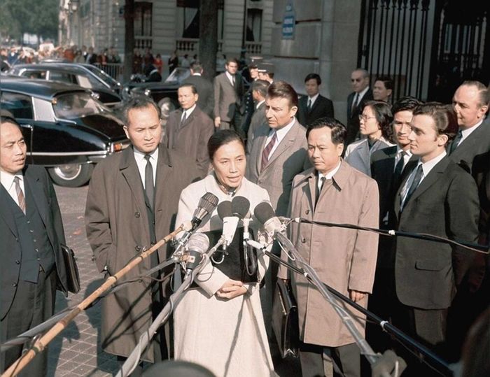 Nhà báo-nhà ngoại giao Lý Văn Sáu (hàng đầu, thứ hai, từ phải sang) tại Paris (Pháp). Ảnh: Getty