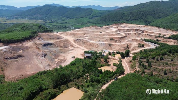 Mỏ đất của Công ty CP Thiết bị Thiên Hoàng nhìn từ trên cao. Ảnh: Tiến Đông
