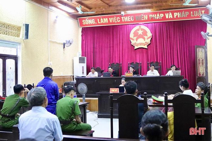  Với tội danh “Lừa đảo chiếm đoạt tài sản”, HĐXX quyết định tuyên phạt bị cáo Nguyễn Văn Đức mức án 12 năm tù giam. 
