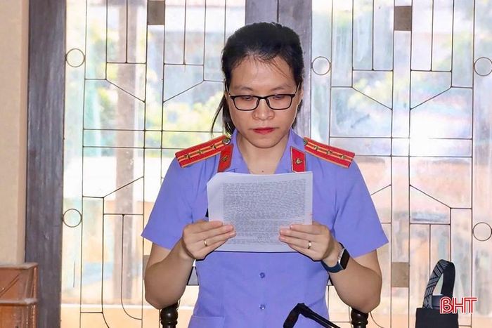  Đại diện Viện Kiểm sát nhân dân tỉnh công bố bản cáo trạng. 