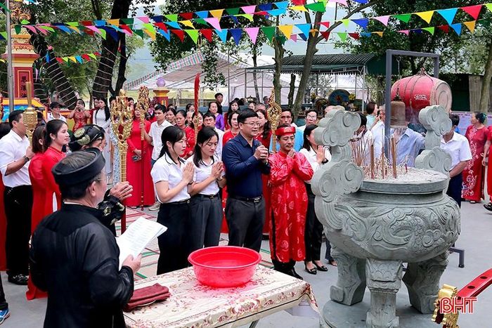  Ban tổ chức làm lễ cúng tại đền. 