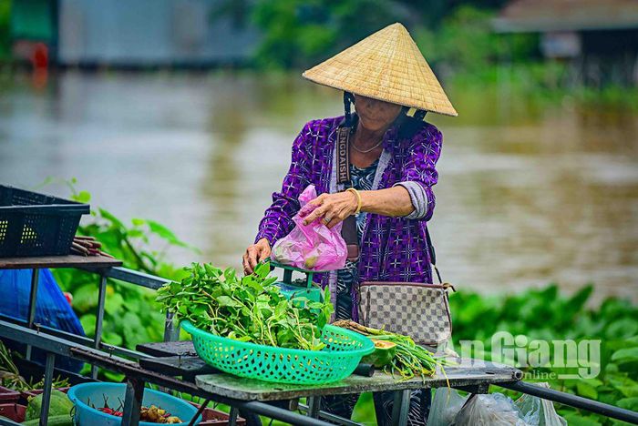 Cân hàng rau đồng tươi xanh