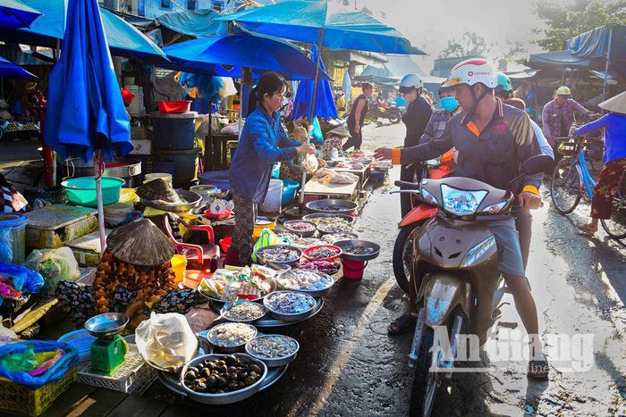 Nhiều tôm, cá, cua, ốc, hải sản… các loại được bán tại chợ quê