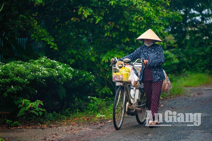 Bằng nhiều hình thức để phục vụ người dân ở làng quê nông thôn