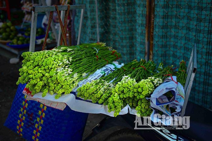 Những cành hoa tươi đẹp cũng được đem ra chợ quê bán
