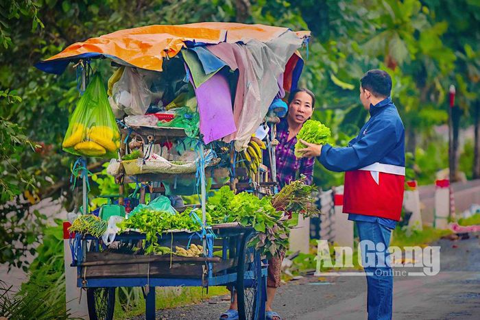 Người dân mua thịt heo, rau, củ, quả trên “chợ di động”