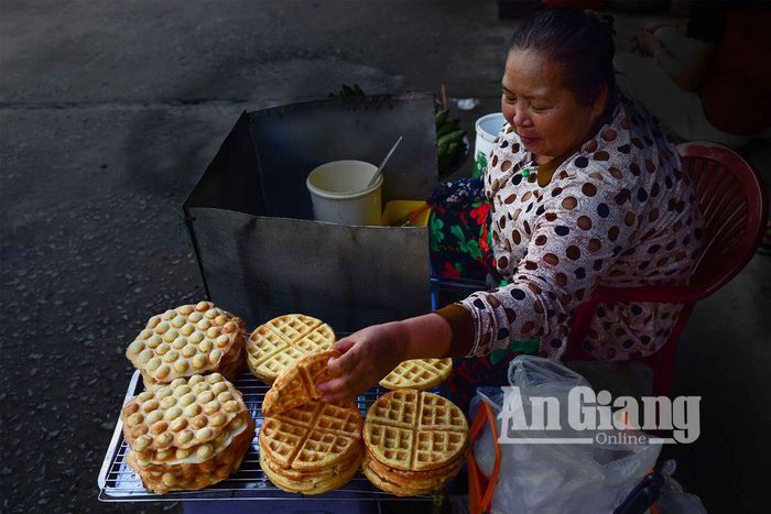 Một loại bánh dân gian được bày bán tại chợ quê