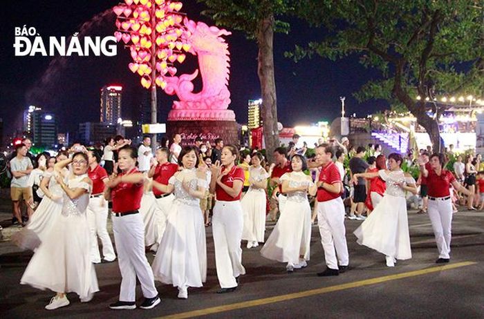 Phong trào xây dựng thôn, tổ dân phố văn hóa góp phần nâng cao đời sống vật chất lẫn tinh thần của người dân. Ảnh: X.D