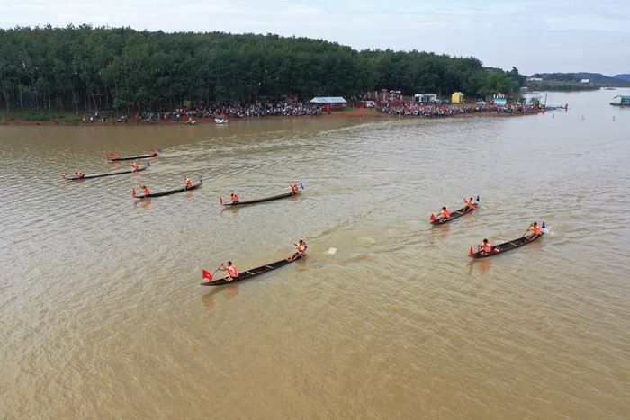  Các đội nỗ lực bứt phá trên đường đua trong tiếng hò reo của hàng nghìn khán giả 