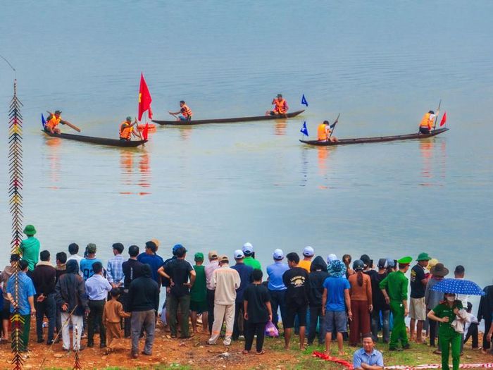  Đông đảo người dân tập trung ra bờ sông Pô Cô xem Hội đua thuyền độc mộc 