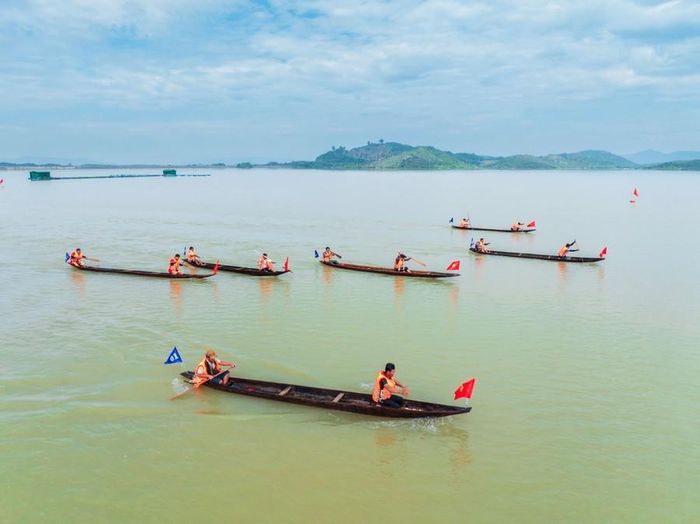  các đội nỗ lực bứt phá, so kè nhau từng mét trên đường đua 