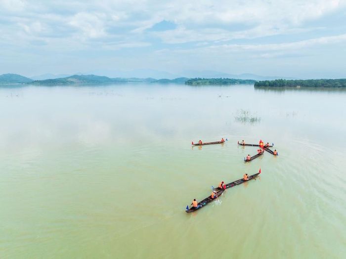 Các đội đầu tiên chạm điểm giới hạn đường đua để quay đầu về đích 