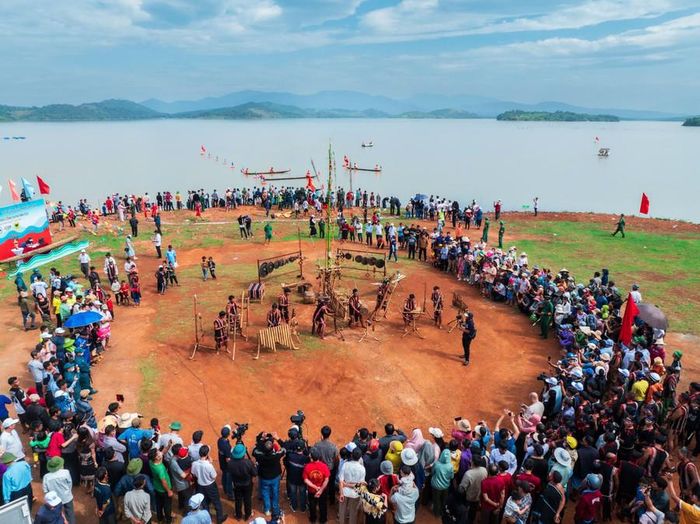  Cùng với hội đua thuyền, ở trên bến sông Pô Cô các hoạt động văn hóa, văn nghệ diễn ra tưng bừng, nhộn nhịp. 