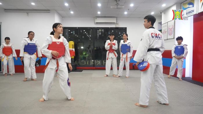 Tập võ sau giờ đi học hoặc đi làm đã trở thành một phần trong nhịp sống của nhiều người Hà Nội.
