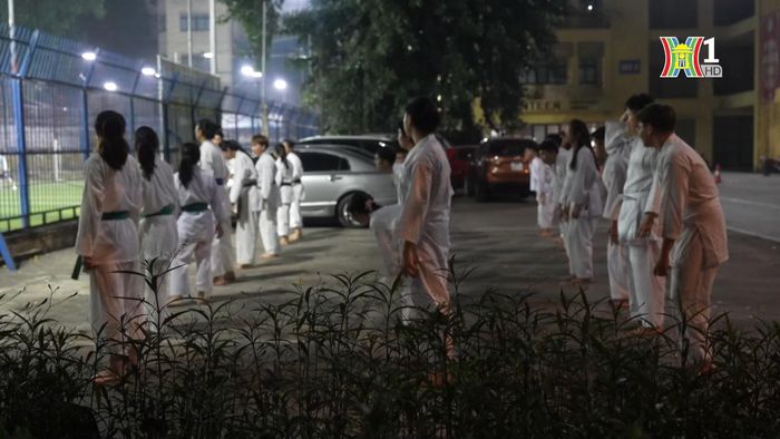 Tập võ cuối ngày đã trở thành hoạt động không thể thiếu của nhiều người.