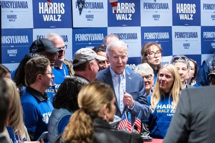 Ông Biden nói chuyện với các tình nguyện viên tại văn phòng công đoàn ở Scranton, Pennsylvania hôm 2/11. Ảnh: New York Times.