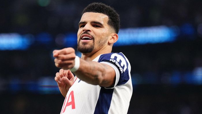  Solanke lập cú đúp trong chiến thắng 4-1 của Tottenham trước Aston Villa. 