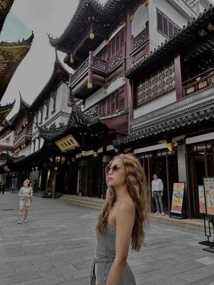 Ở phần trả lời, cư dân mạng kia còn khẳng định chắc như đinh đóng cột rằng Nhật Lê đã sinh em bé từ trước đó. Ngay lập tức, từ khóa “Nhật Lê có em bé” nhanh chóng lọt top tìm kiếm phổ biến trên MXH.