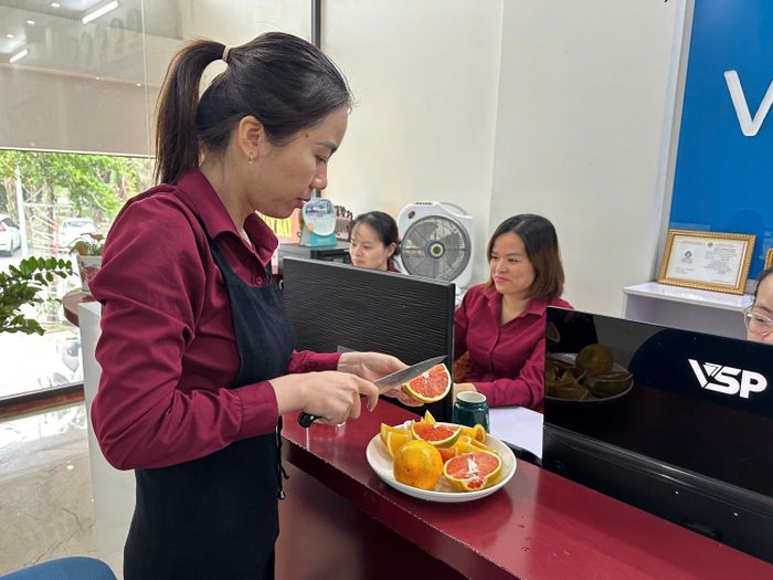 Khách TP Hải Dương thưởng thức cam cara Mộc Châu