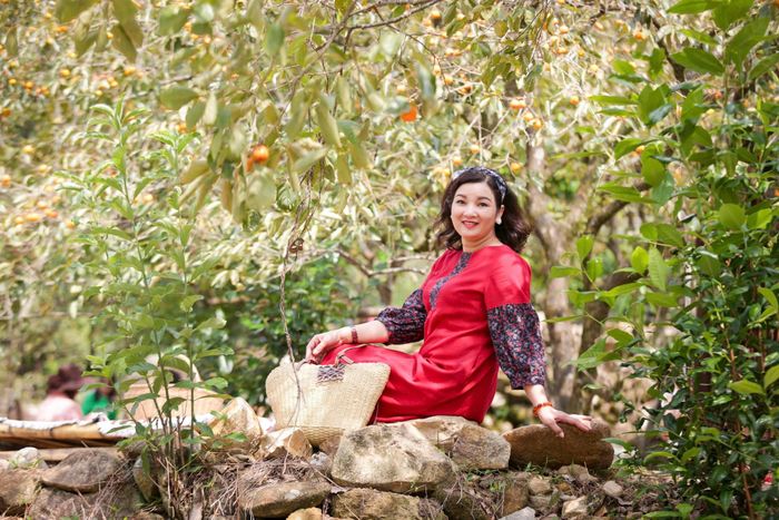 Tạo dáng chụp ảnh giữa vườn hồng là một trải nghiệm hết sức thú vị. Ảnh: Sách Nguyễn