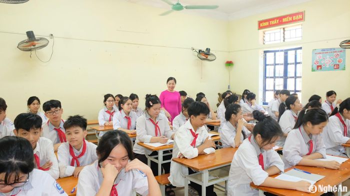 Tiết học của học sinh lớp 9, Trường THCS Nghi Liên (thành phố Vinh).