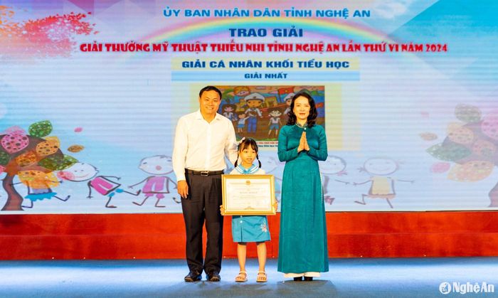 Trao Giải Nhất Giải thưởng Mỹ thuật Thiếu nhi tỉnh Nghệ An lứa tuổi tiểu học. Ảnh: Minh Quân
