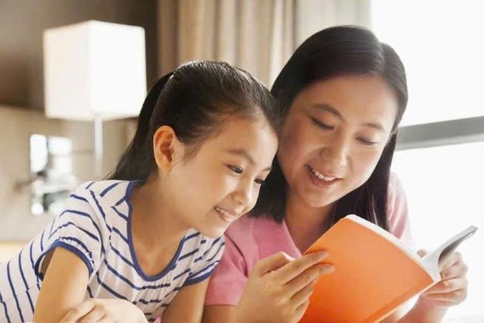  Cha mẹ cần làm gương, hướng con đến những hình ảnh tốt đẹp trong cuộc sống. (Ảnh minh họa từ Internet). 