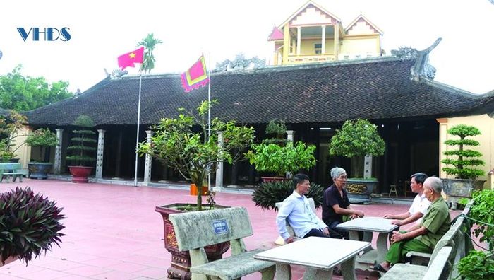 Những công trình kiến trúc tâm linh và sinh hoạt văn hóa là một trong những điểm nhấn tạo nên “hồn làng”.