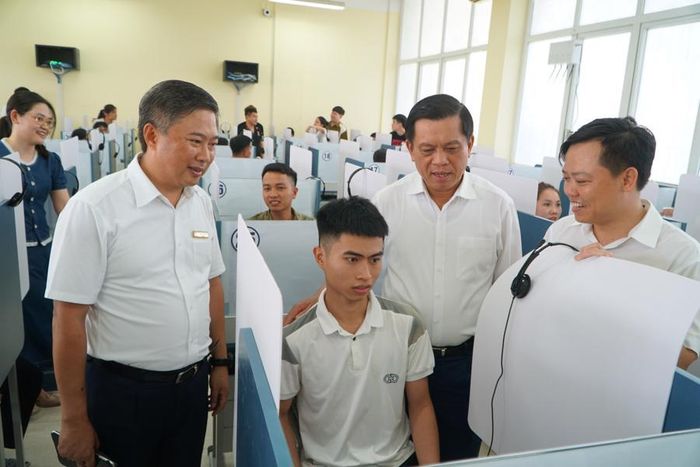 Kiếm tra việc tổ chức kỳ thi tiếng Hàn để tuyển chọn lao động sang Hàn Quốc. Ảnh: MOLISA.