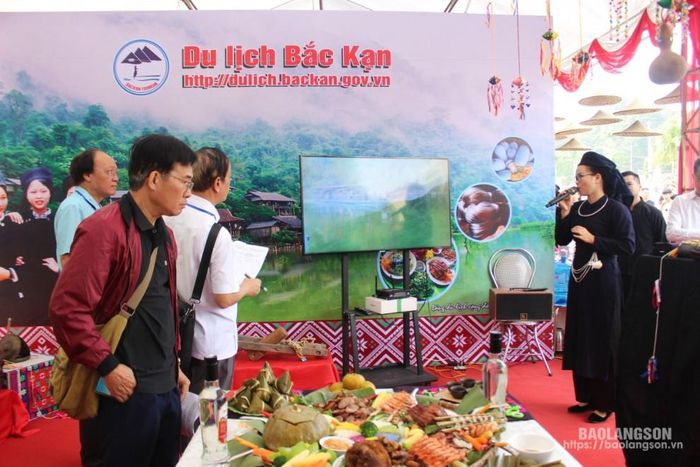 Hướng dẫn viên du lịch cộng đồng tỉnh Bắc Kạn thể hiện kỹ năng giới thiệu điểm đến du lịch