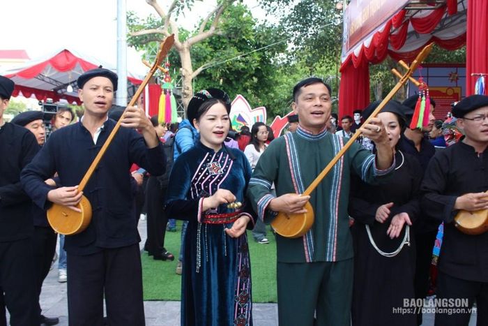 Nhiều đoàn huy động nghệ nhân, diễn viên quần chúng biểu diễn văn hóa văn nghệ trực tiếp, phụ họa cho phần thi trình diễn kỹ năng hướng dẫn viên du lịch (đoàn tỉnh Bắc Kạn)