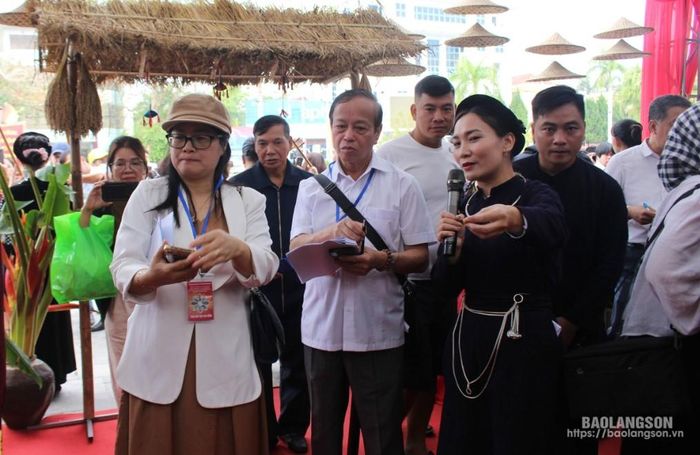 Hướng dẫn viên du lịch cộng đồng tỉnh Cao Bằng giới thiệu văn hóa truyền thống dân tộc của địa phương 