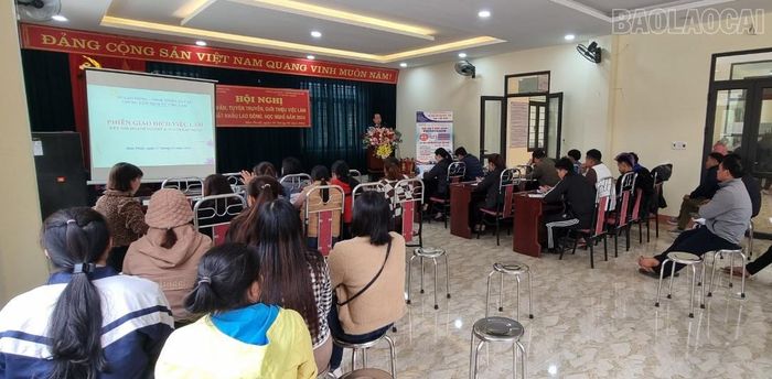  Người dân trong huyện tham gia các lớp trao đổi kinh nghiệm chăn nuôi, sản xuất và các phiên giao dịch, giới thiệu việc làm. 