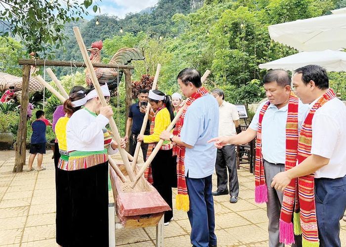 Khách du lịch trải nghiệm tại bản Dù, xã Xuân Sơn, huyện Tân Sơn được trải nghiệm các sắc màu du lịch sinh thái, văn hóa cộng đồng.