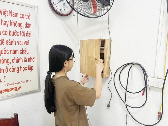 Mỗi lớp của Trường THPT Vũ Thê Lang đều cử 1 bạn đại diện quản lý điện thoại trong các buổi học.