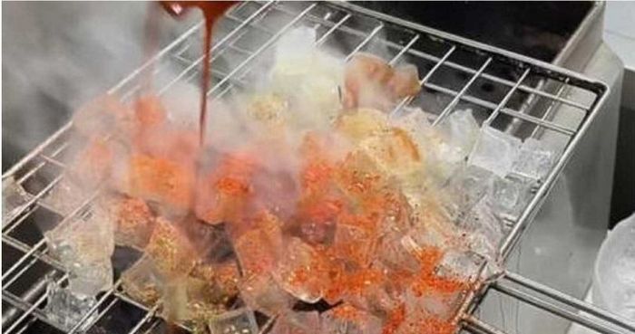  Món đá lạnh nướng từng thu hút sự quan tâm lớn từ dân mạng vì quá độc lạ. Ảnh: Weibo. 