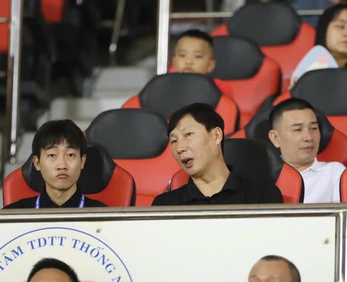 HLV Kim Sang Sik sẽ phải tận dụng triệt để các vòng đấu còn lại của V-League và giải hạng Nhất QG để tìm kiếm nhân sự cho ĐTQG hướng tới ASEAN Cup 2024. Ảnh: Tuấn Phạm